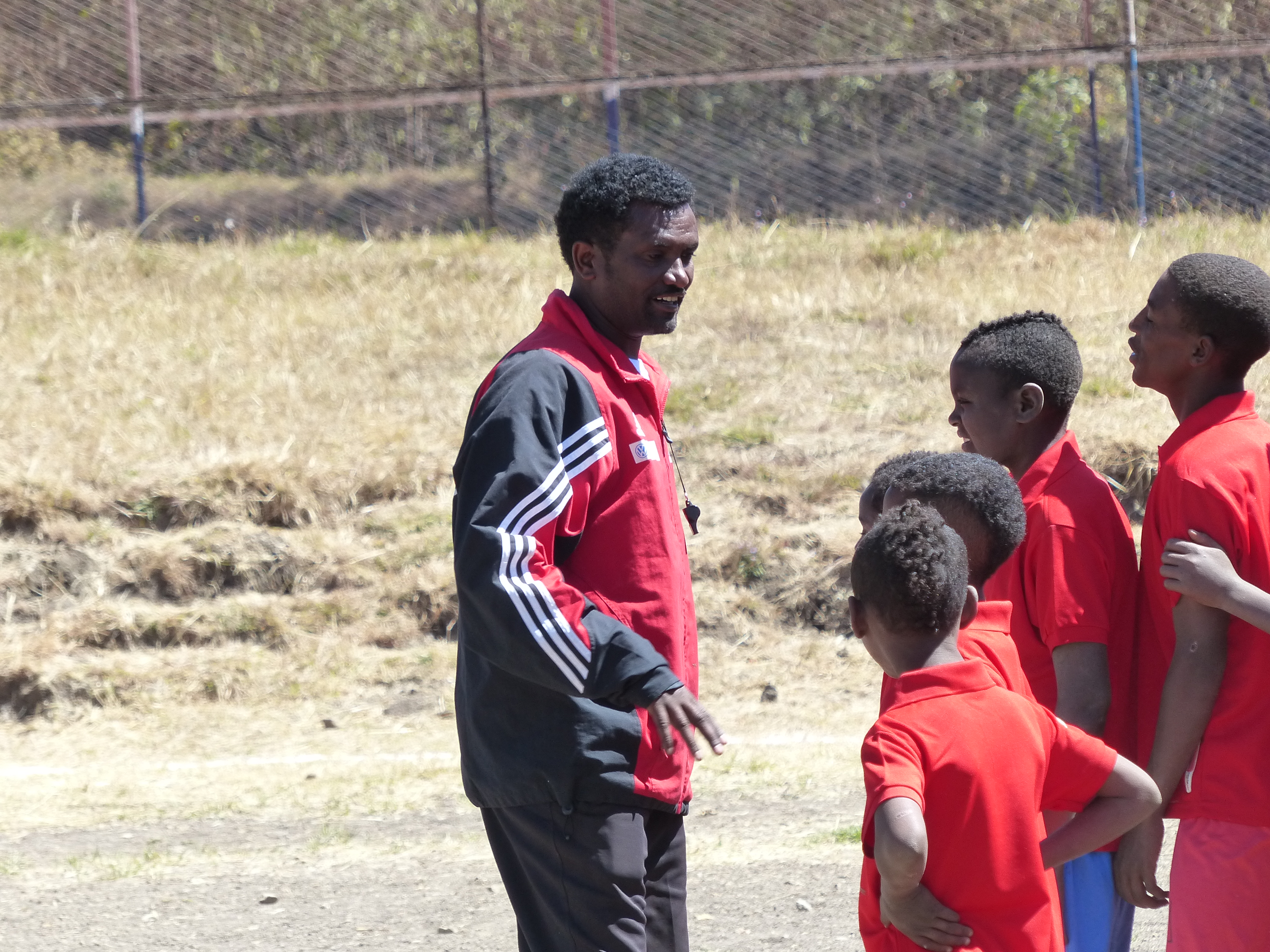 Tamiru (links) erklärt seinen Schülern eine KRAFT-Übung, Januar 2015